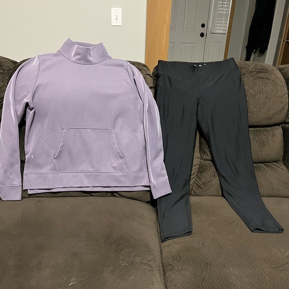 Under Armour Tops - EUC CUTE UNDER ARMOUR SET SIZE LARGE